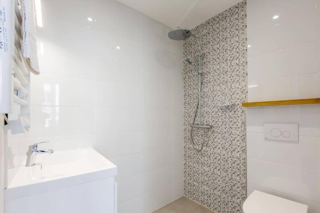 La Chambre Liberte 2, Sdb Privative Et Tv, Cuisine Salon Partages, Confort Et Hypercentre Brest Exterior photo